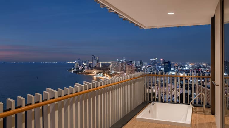 Pemandangan Kota dan Laut dari Balkon Suite Executive dengan Bak Mandi