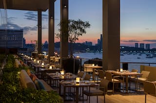 Terrasse des Restaurants „Edge“ und Blick auf die Stadt bei Sonnenuntergang