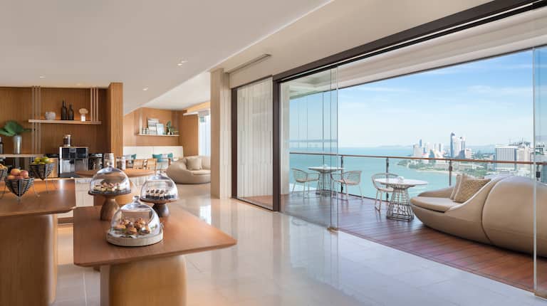 Lounge Executive dengan Pemandangan Kota dan Teluk