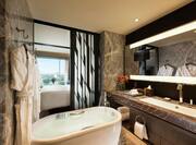King Deluxe Room High Floor Bathroom