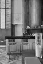 Nest-eetkamer met blauwe stoelen 