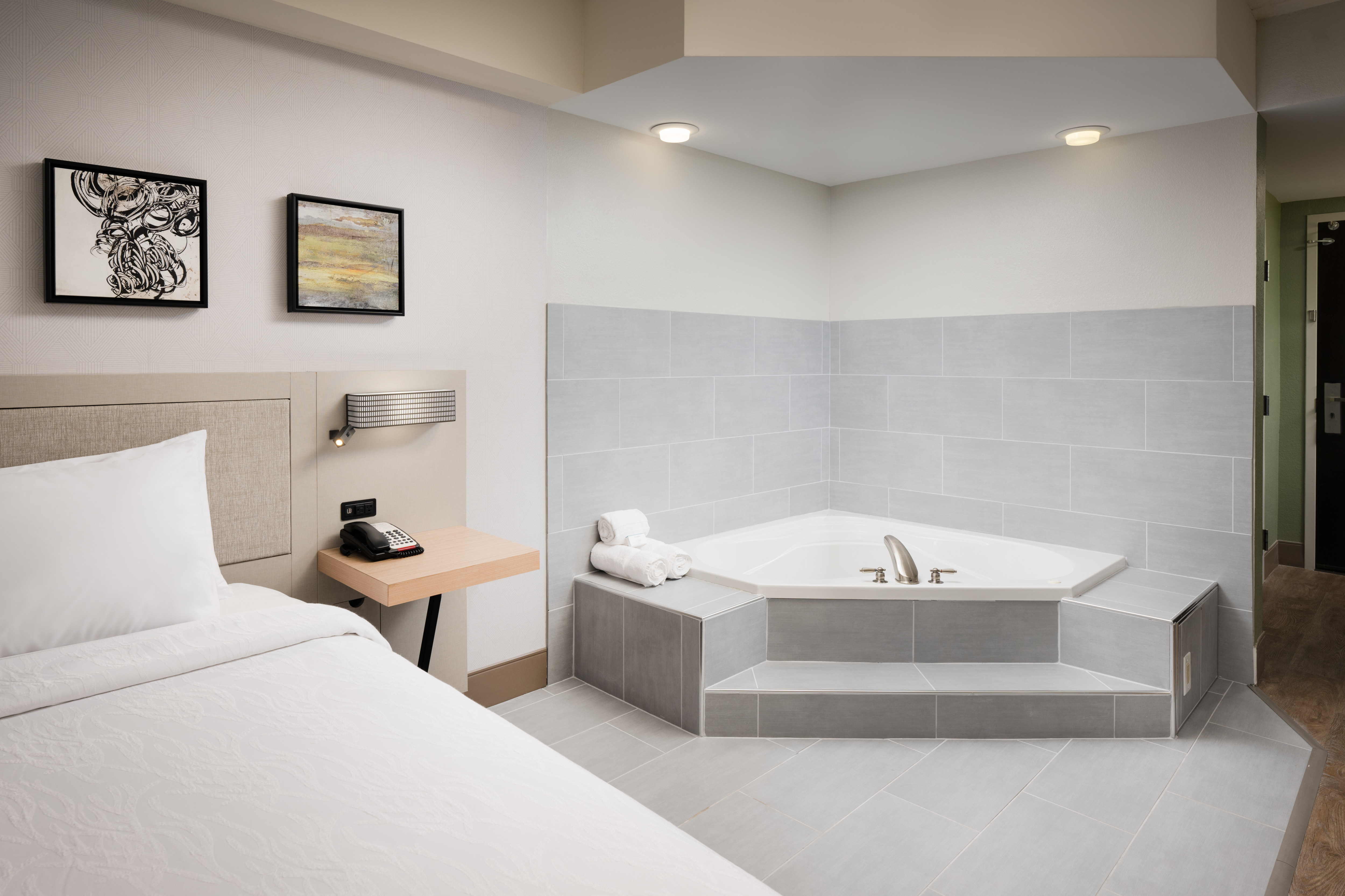 King Guestroom With Whirlpool