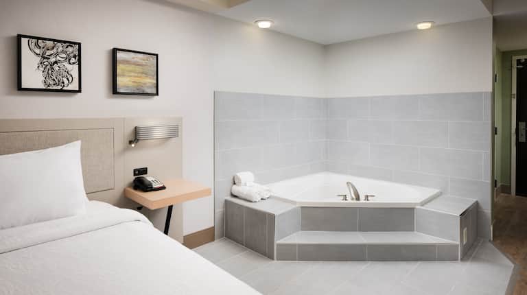 King Guestroom With Whirlpool