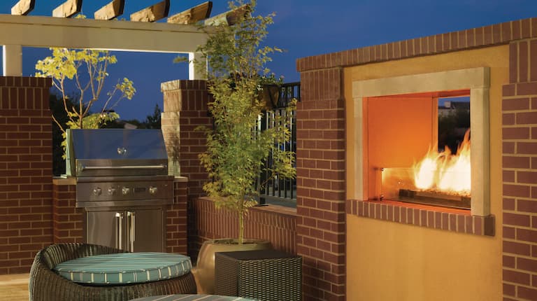 Outdoor Patio with Fireplace and Grill 