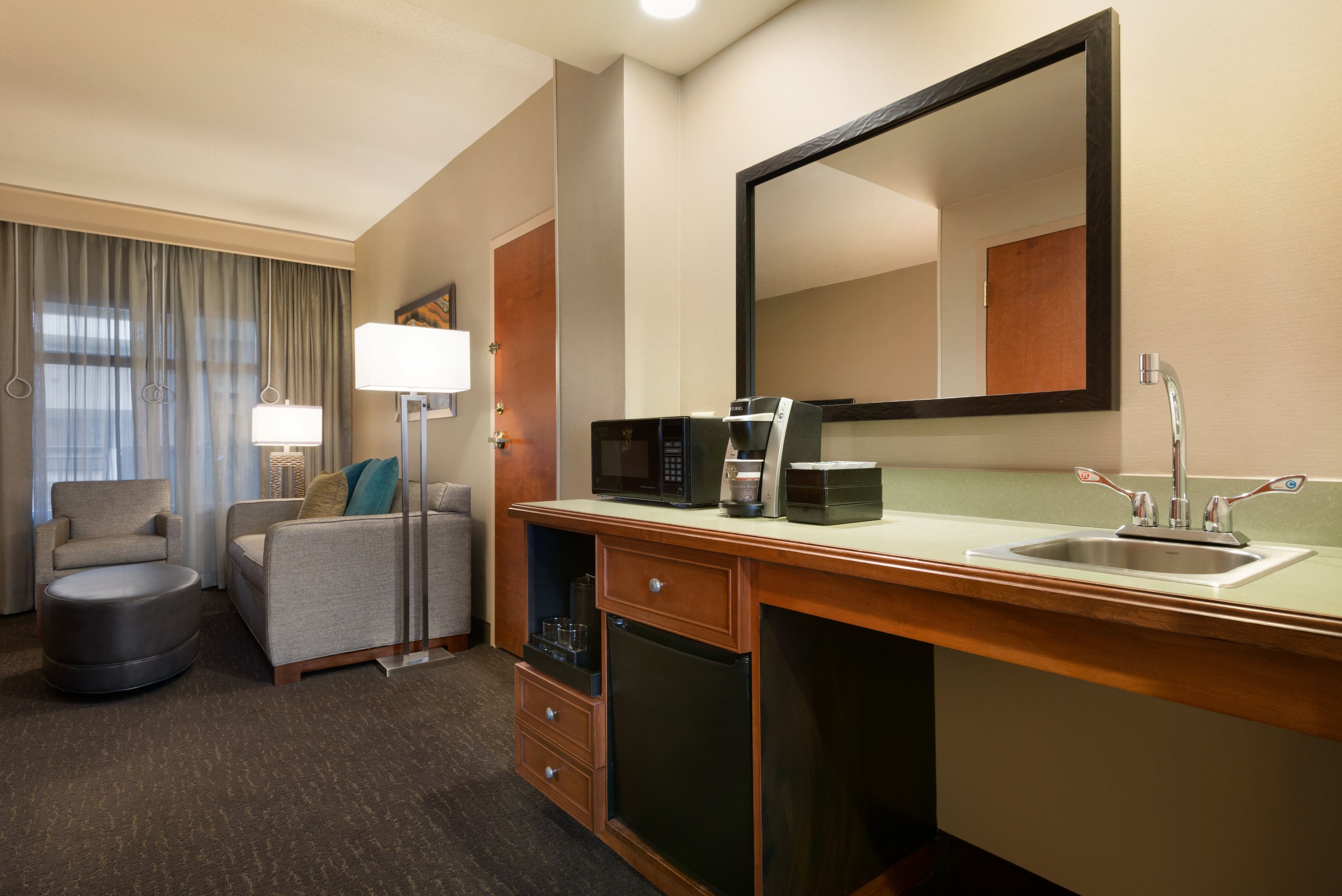 Accessible Suite Guestroom With Wet Bar