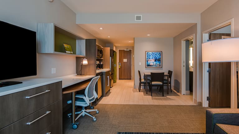 Обзор люкса с обеденной зоной, кухней с рабочим столом, телевизором и гостиной на переднем плане