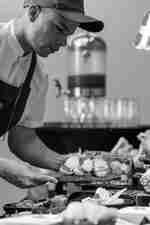 餐廳員工會在餐廳的自助餐桌上試食。