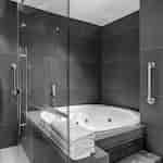 Koupelna pokoje s velkou vanou