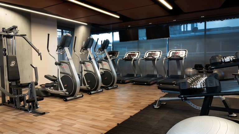 Gimnasio con máquinas para ejercicios cardiovasculares