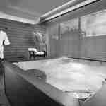 Vasca idromassaggio nella spa con accappatoio