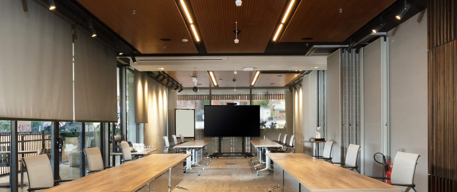 Chicalai Meeting Room with HDTV and Projection Screens