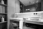 Bagno con lavabo, specchio e sedia