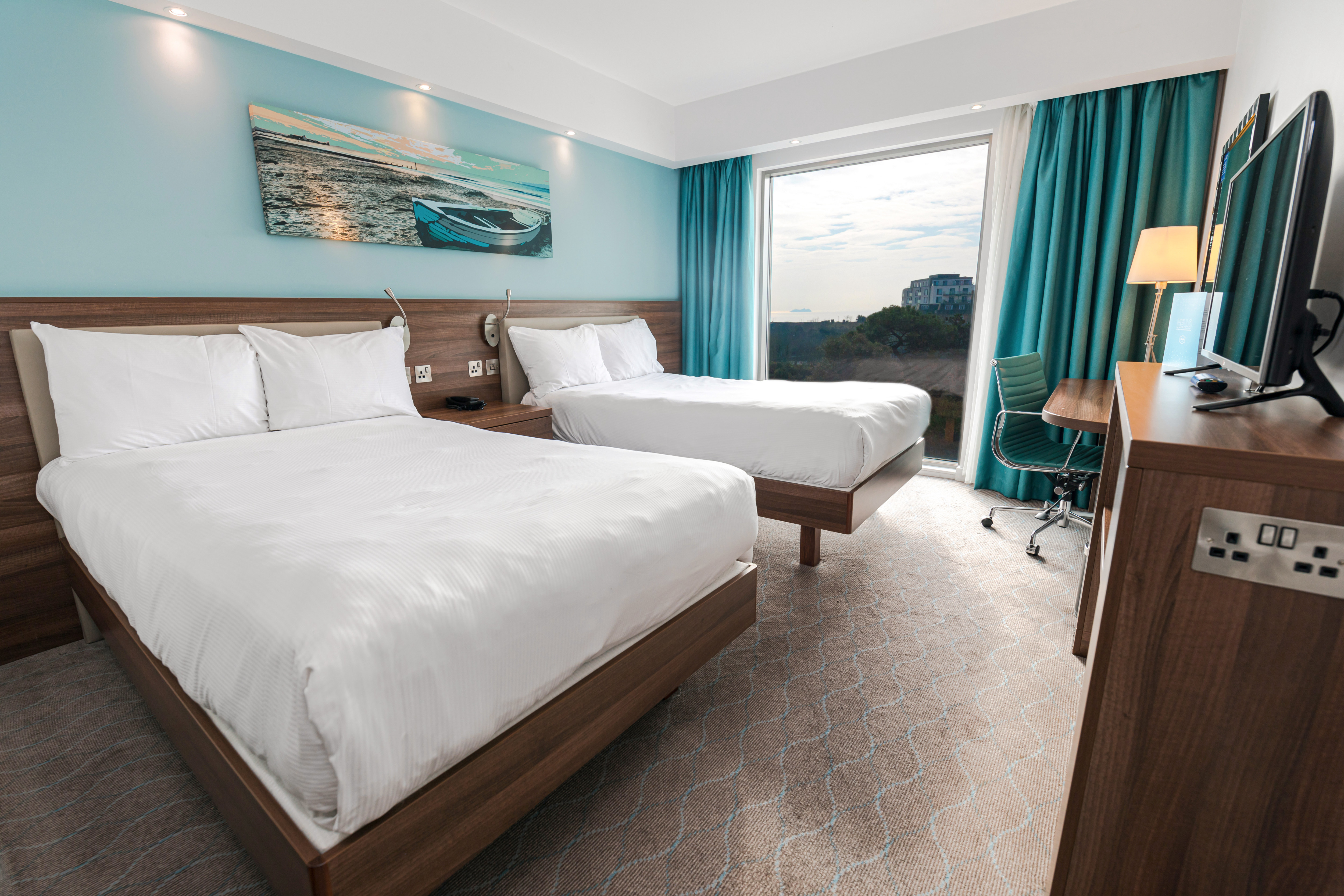 Twin beds with views 
