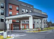 Hampton Inn & Suites by Hilton North Attleboro Hotel Entrance and Porte-Cochere