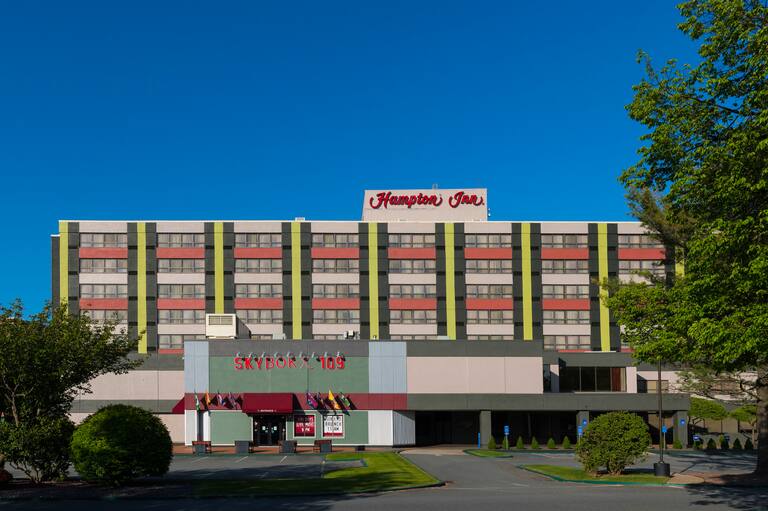 Tampak Depan Eksterior Hotel Hampton Inn