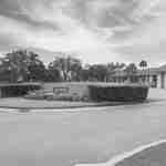 Znak i kwiaty na zewnątrz w hotelu Clubhouse