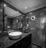 客房內的浴室梳妝台區