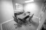 設有會議桌的客房