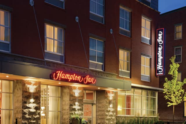 Hampton Inn Exterior in Evening