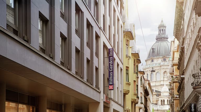 Eksterior Hotel di Siang Hari