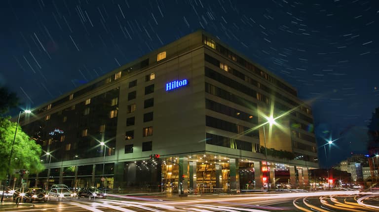 Vista de noche de la fachada del hotel Hilton Buenos Aires