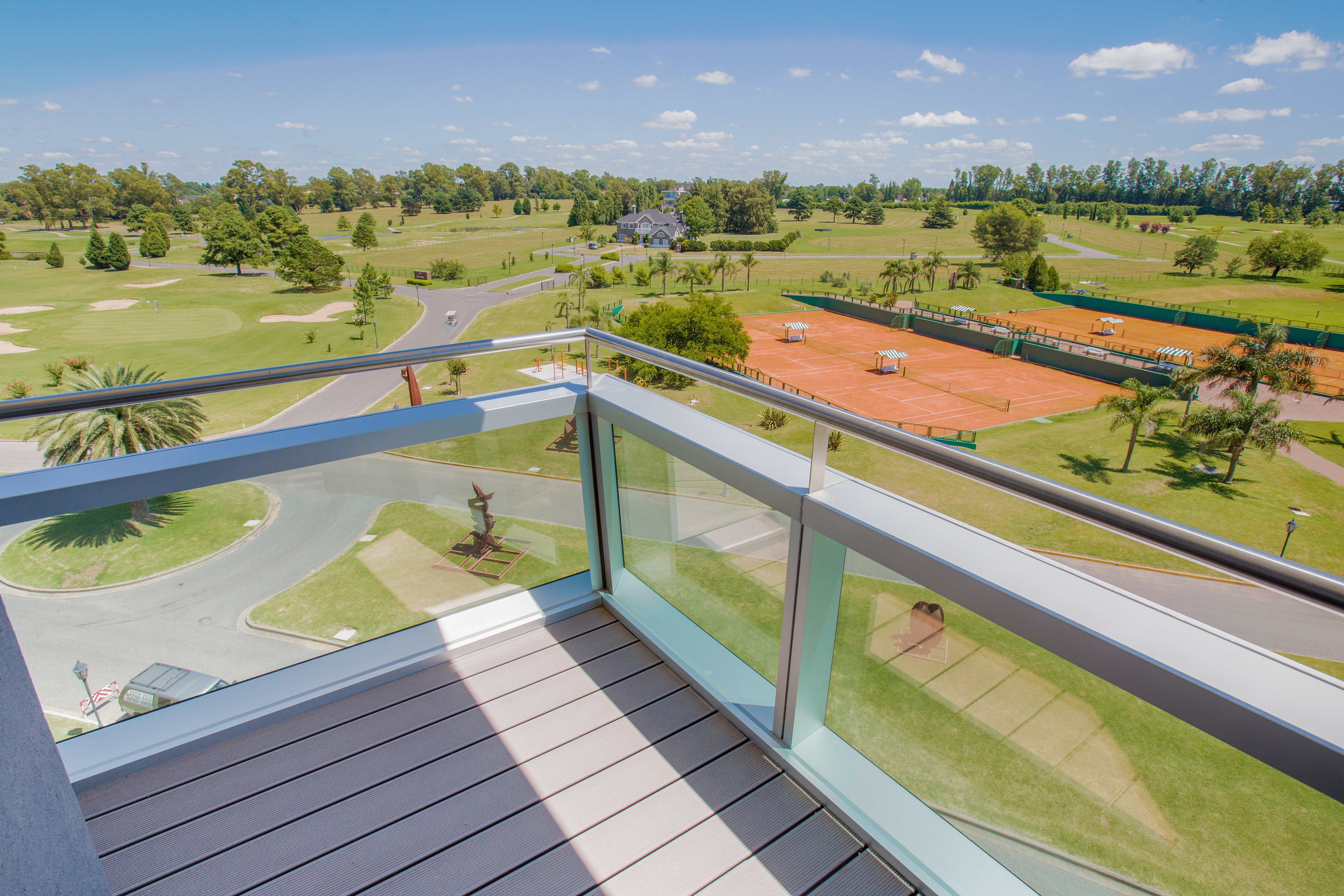 Balcón con dos camas dobles y vista al campo de golf