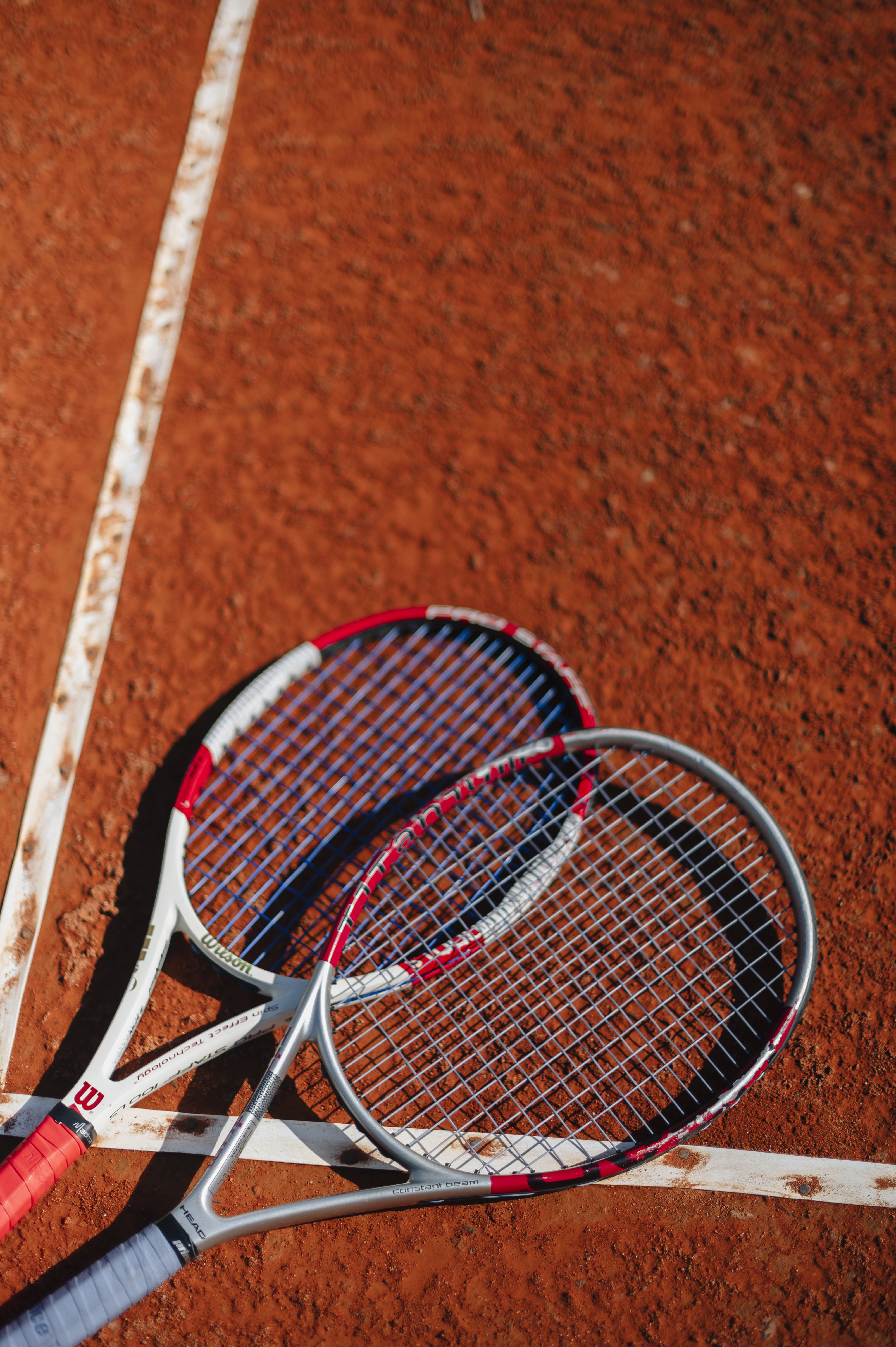 un par de raquetas de tenis en una cancha de tenis