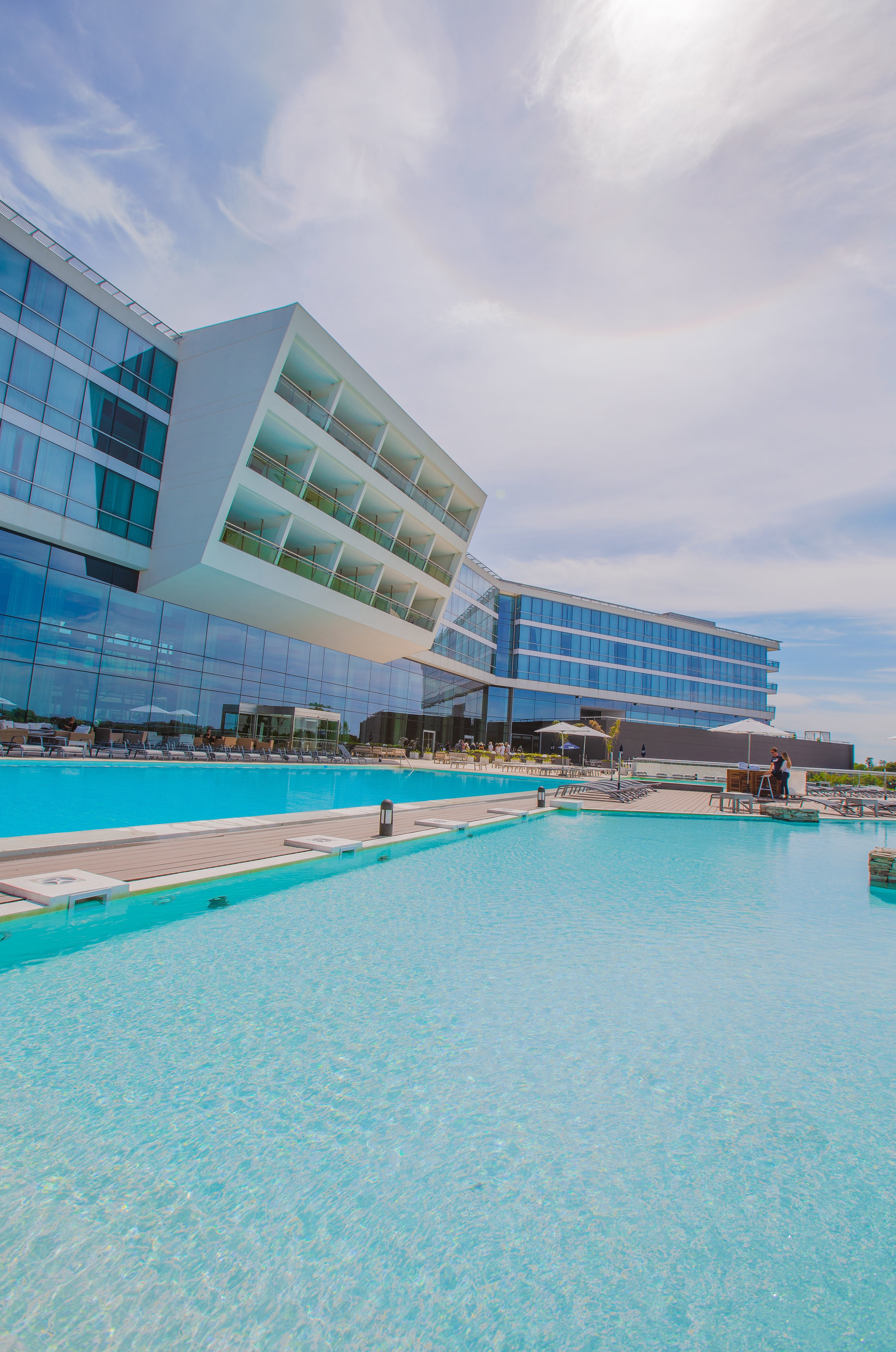 Vista de la fachada del hotel y del área de la piscina al aire libre