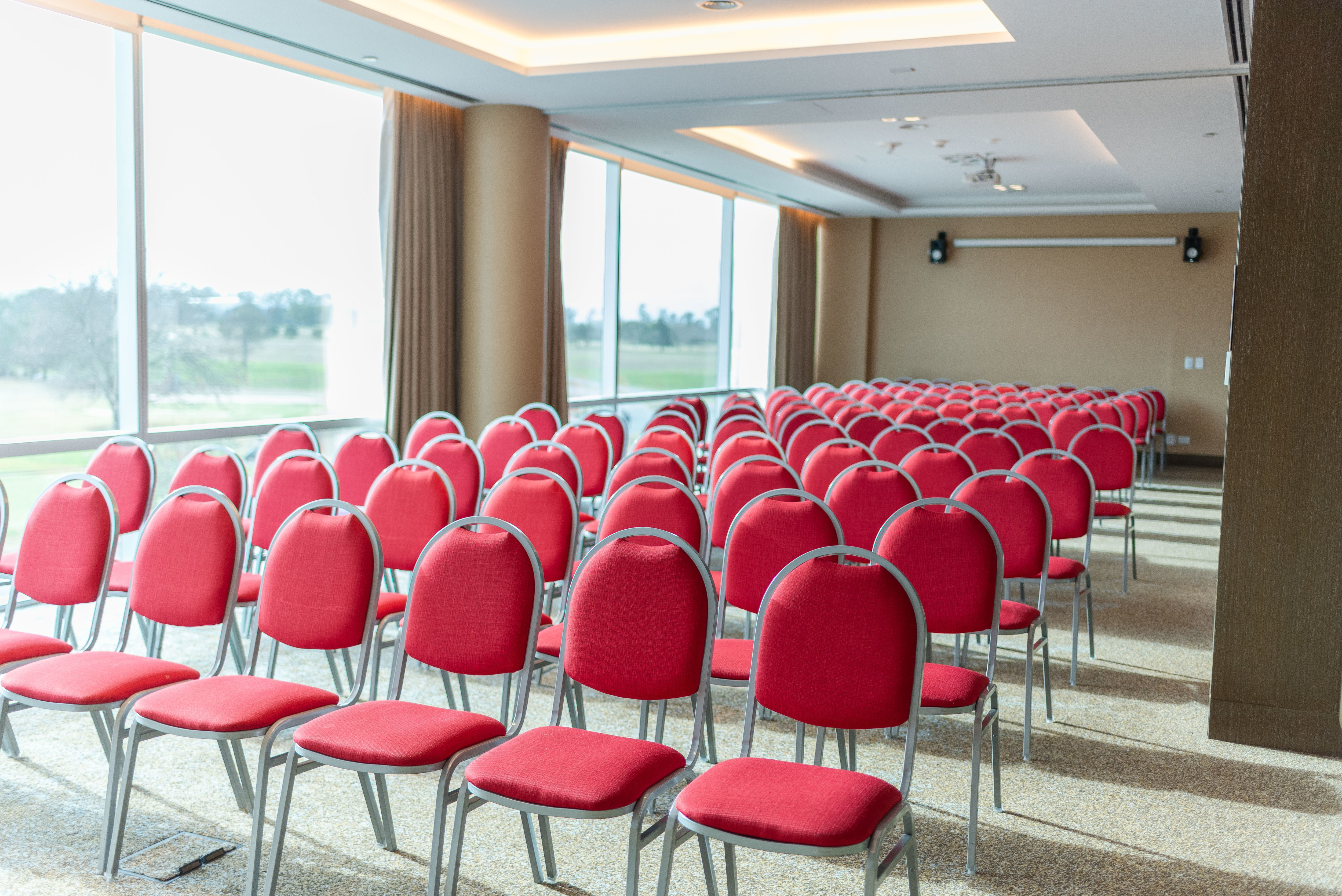 sala de reuniones con fila de sillas