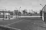 Campo da pedali esterno con pareti trasparenti.
