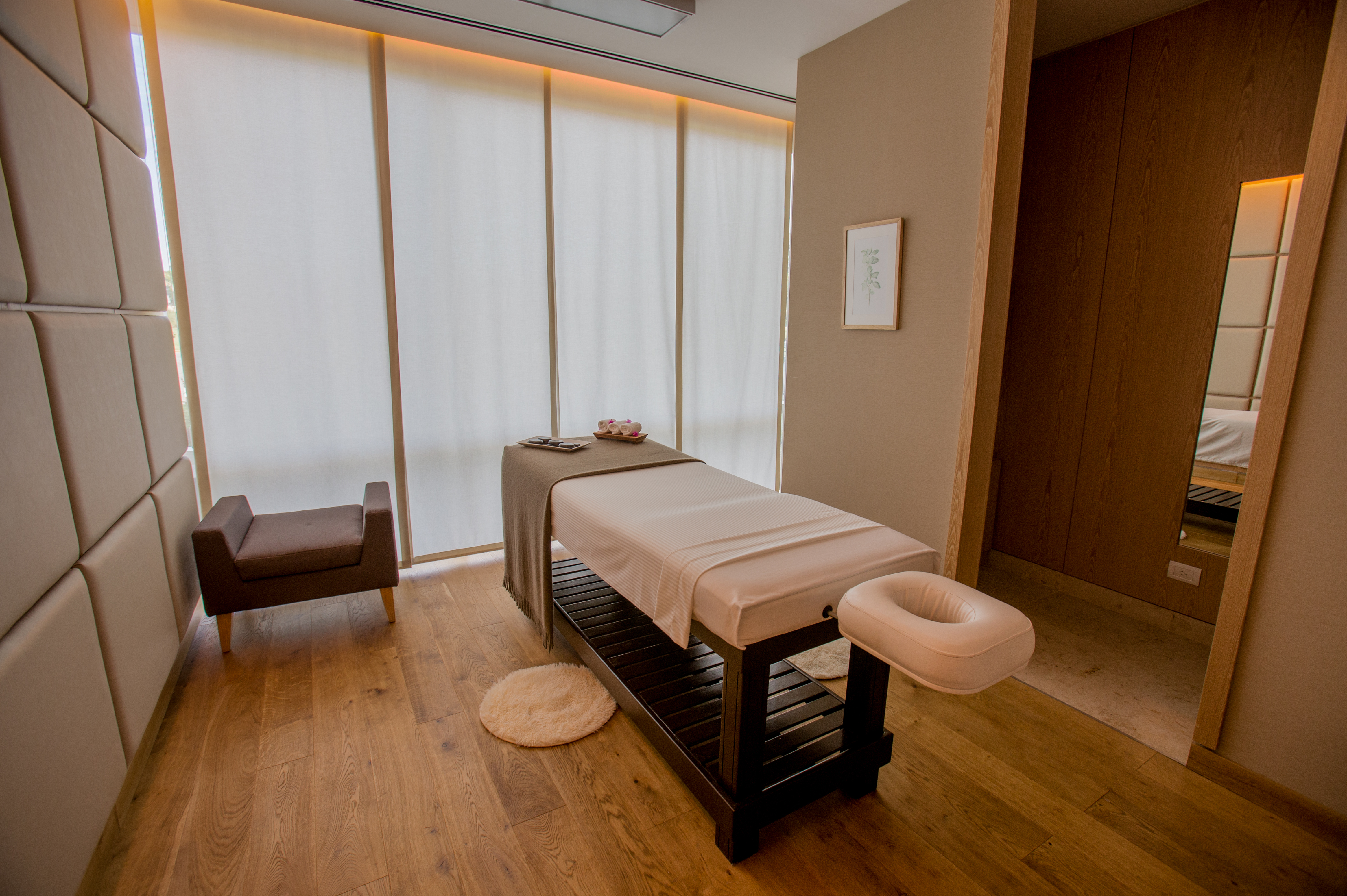 Sala de tratamiento del spa con mesa de masajes