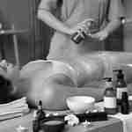 Žena si v lázních pořídí zábal na tělo