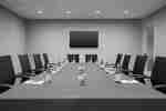 Zasedací místnost na letišti Hilton BWI s velkým konferenčním stolem a moderním vybavením.