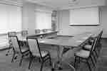 Vergaderzaal met projectieschermopstelling u-stijl