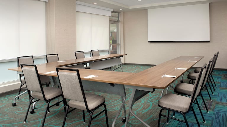Meeting room with projection screen setup u style