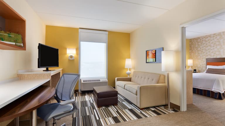 Home2 Suites by Hilton Baltimore / Aberdeen Hotel, MD - Queen Suite, Living space/Bed