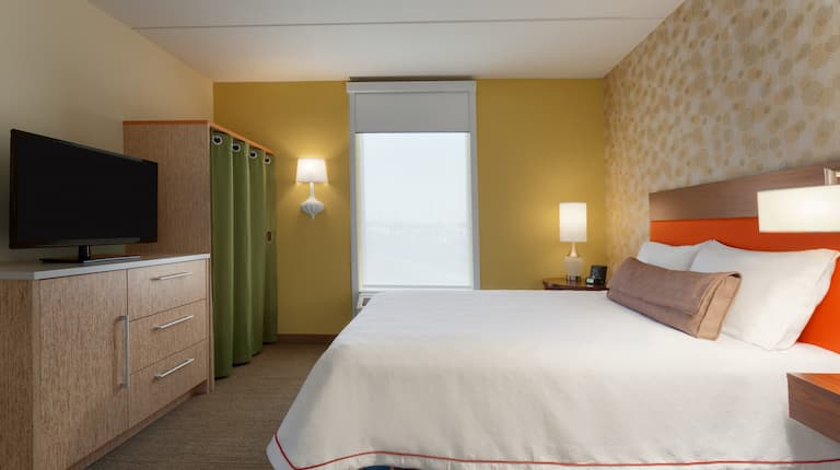 Queen Bed Guestroom Suite
