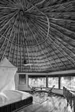 غرفة نزلاء مع سرير ومنطقة جلوس