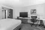Chambre avec très grand lit et bureau de travail