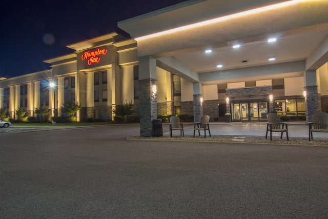 Hampton Inn Hotel Exterior at Night