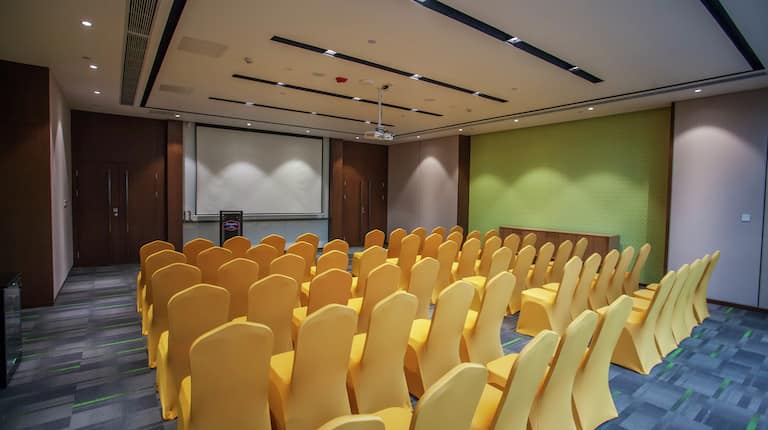 Hampton Inn Meeting Room with Projector Screen and Chairs