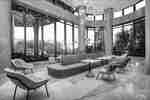 lobby se stoly, židlemi, pohovkami a velkými okny 