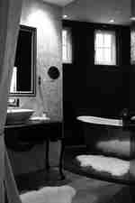 욕조 및 세면대 공간이 있는 객실 욕실