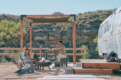 Mann und Frau sitzen vor dem statischen Haus