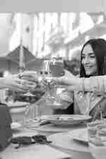 Le Jardin du Trianon, tamu yang sedang bersulang dengan minuman