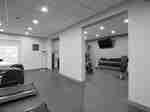 Fitness center con attrezzi cardio e pesi