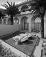 客房的私人泳池、庭院及休閒椅景觀