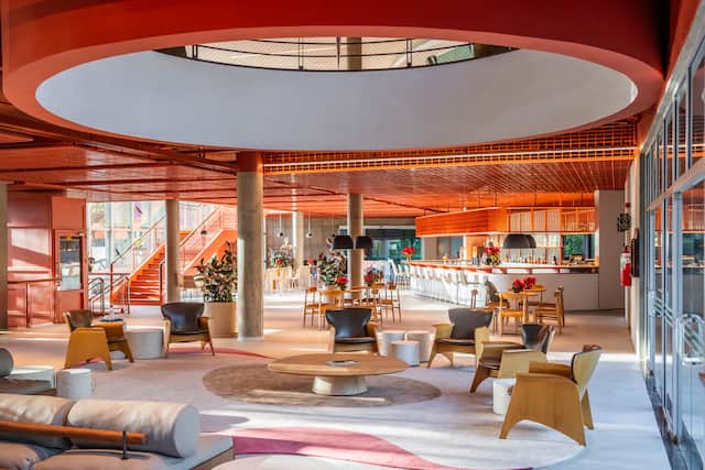 Lobbybereich mit Tischen, Stühlen und Säulen