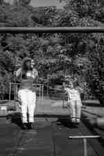 야외 스윙셋으로 스윙 중인 엄마와 딸