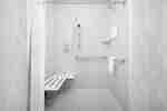 Kamar Mandi Ramah Penyandang Disabilitas dengan roll-in shower 